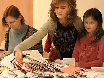 Als Glücksfeen hatten (von rechts) Amelie, Isabell und Hannah (verdeckt) Stahl bei der Ziehung der 139 Gewinne allerhand zu tun, ebenso Christina Seebach Künzel (links), die alle Namen notieren musste.  Foto: K. Becht