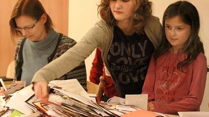 Als Glücksfeen hatten (von rechts) Amelie, Isabell und Hannah (verdeckt) Stahl bei der Ziehung der 139 Gewinne allerhand zu tun, ebenso Christina Seebach Künzel (links), die alle Namen notieren musste.  Foto: K. Becht