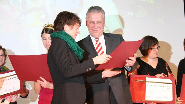 Weinführerin Manuela Martin nimmt von Joachim Herrmann ihre Urkunde entgegen.