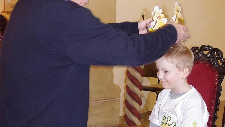 Zum Abschluss des Kinderbibeltags wurden die Jungen und Mädchen in der Pfarrkirche St. Jakobi von Pfarrer Reinhold König zu Königskindern gekrönt. Das Bild zeigt Lukas Ollraun aus Küps. Foto: Heike Schülein