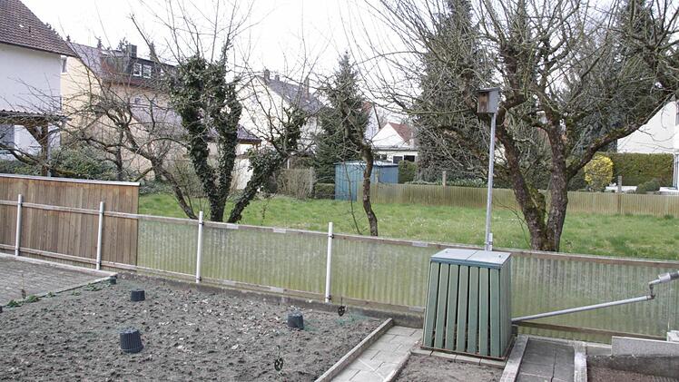 Dort, wo die Bäume stehen, soll ein Wohnhaus gebaut werden. Doch der Nachbar, dessen Garten an den Baugrund grenzt, hat angekündigt, gegen das Bauprojekt zu klagen.  Foto: Roepert