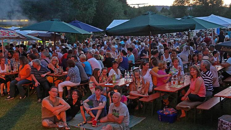Volksfeststimmung am Wallenstadter Badesee.