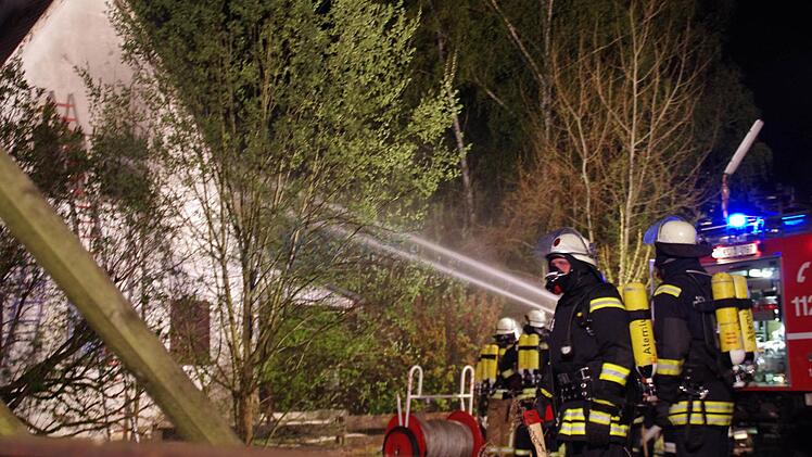 Am Flügelbahnhof in Kronach steht ein Gebäude in Brand. Die Feuerwehr ist vor Ort und löscht.  Foto: Marco Meißner