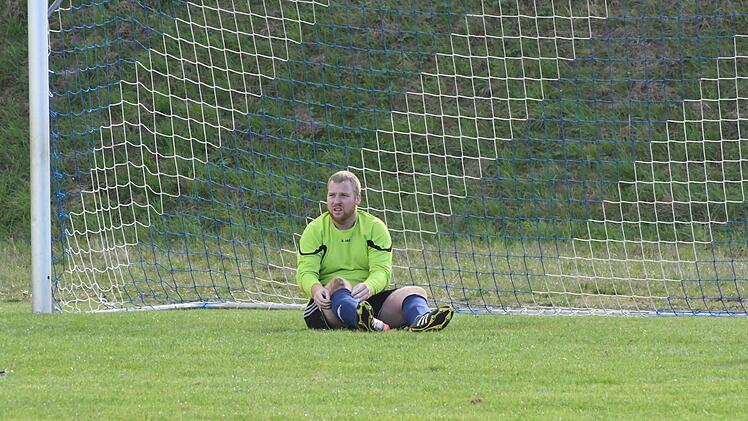 Ein Torwart am Boden - im Spiel der SG Oberleichtersbach/Modlos gegen den FC Elfershausen. Foto: Hopf