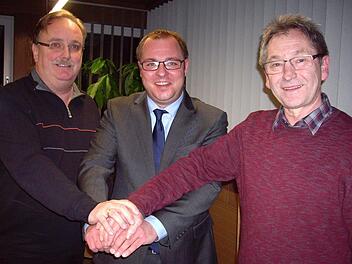 Lautertal hat wieder drei Bürgermeister. In der Mitte ist Bürgermeister Sebastian Straubel (CSU), links der neu gewählte Zweite Bürgermeister Martin Rebhan (SPD) und rechts der ebenfalls neu gewählte Dritte Bürgermeister Hans Rauscher (ÜPW). Foto: Doris Weidner
