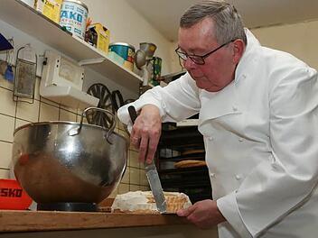 Konditormeister Gerhard Michel produziert in seiner Backstube Torten nach traditioneller Handwerkskunst. Sein Café Michel in Stadtsteinach ist die letzte Konditorei im Landkreis Kulmbach. Foto: Barbara Herbst