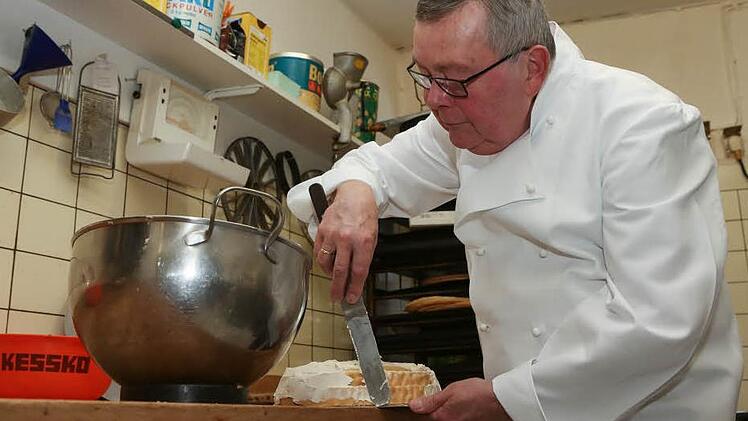 Konditormeister Gerhard Michel produziert in seiner Backstube Torten nach traditioneller Handwerkskunst. Sein Café Michel in Stadtsteinach ist die letzte Konditorei im Landkreis Kulmbach. Foto: Barbara Herbst