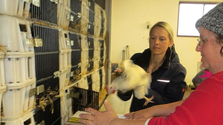 Anita Lorenz aus Falkendorf (rechts, mit Melanie Dorn) nutzte den Markt zum "Großeinkauf".  Fotos: Richard Sänger
