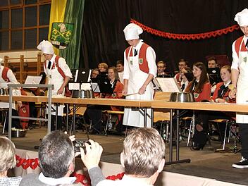 Die Schlagzeuger des großen Orchesters zeigten, dass sie auch mit Kochlöffeln musizieren können. Foto: Richard Sänger