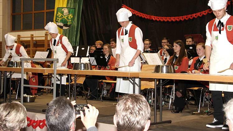 Die Schlagzeuger des großen Orchesters zeigten, dass sie auch mit Kochlöffeln musizieren können. Foto: Richard Sänger
