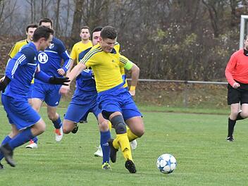 Mit seinem frühen Doppelpack stellte Julian Göller (rechts) die Weichen auf Derbysieg. Hier lässt sich der Münnerstädter auch nicht von mehreren Spielern des FC 06 Bad Kissingen aufhalten.Hopf