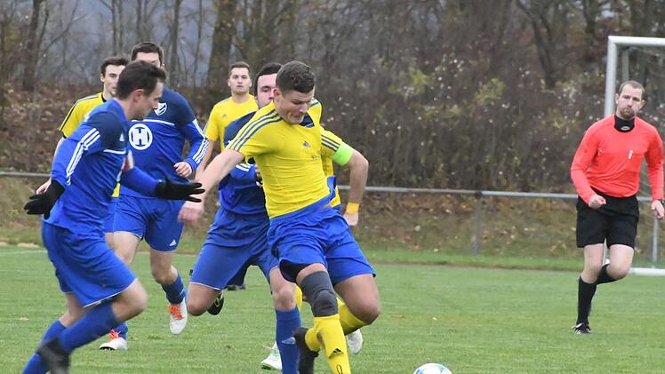 Mit seinem frühen Doppelpack stellte Julian Göller (rechts) die Weichen auf Derbysieg. Hier lässt sich der Münnerstädter auch nicht von mehreren Spielern des FC 06 Bad Kissingen aufhalten.Hopf