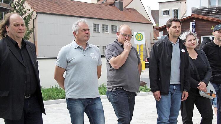 Planer und Mitarbeiter der Stadtverwaltung freuen sich über den schönen Platz. Fotos: Richard Sänger