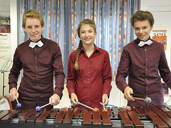 Sie beherrschen die Percussionsinstrumente aus dem Effeff: Linus Schneider, Leonie Jelinek und Jascha Bauer-Heilmann (von links). In ihrer Altersgruppe sind sie die Besten in Deutschland. Foto: Peter Klopf