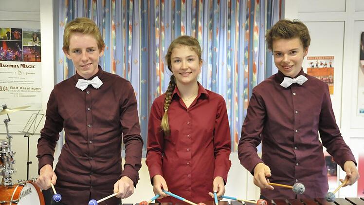 Sie beherrschen die Percussionsinstrumente aus dem Effeff: Linus Schneider, Leonie Jelinek und Jascha Bauer-Heilmann (von links). In ihrer Altersgruppe sind sie die Besten in Deutschland. Foto: Peter Klopf