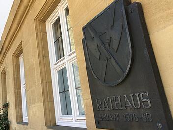 Die Sanierung des bereits sanierten, aber schadstoffbelasteten  und denkmalgeschützten  Hallstadter Rathauses bot jede Menge Herausforderungen.  Dank herausragender Ingenieurleistung kann es nun wieder genutzt werden. Dafür gab es einen Denkmalpflegepreis. Foto:  Schreiber