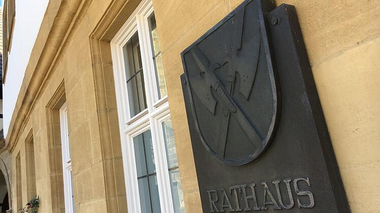 Die Sanierung des bereits sanierten, aber schadstoffbelasteten  und denkmalgeschützten  Hallstadter Rathauses bot jede Menge Herausforderungen.  Dank herausragender Ingenieurleistung kann es nun wieder genutzt werden. Dafür gab es einen Denkmalpflegepreis. Foto:  Schreiber