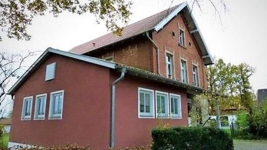 &Uuml;ber das Bundesprogramm "Sanierung kommunaler Einrichtungen in den Bereichen Sport, Jugend und Kultur" will die Gemeinde Neuenmarkt den Toilettenanbau (links) am fr&uuml;heren Schulhaus in Hegnabrunn (rechts der Sandstein- und Backsteinbau) sanieren und modernisieren. Hier wird mit Kosten von 90&nbsp;000 Euro gerechnet, wobei eine F&ouml;rderung mit bis zu 45 Prozent m&ouml;glich ist. Foto: Archiv/Werner Rei&szlig;aus