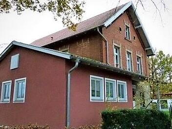 Über das Bundesprogramm "Sanierung kommunaler Einrichtungen in den Bereichen Sport, Jugend und Kultur" will die Gemeinde Neuenmarkt den Toilettenanbau (links) am früheren Schulhaus in Hegnabrunn (rechts der Sandstein- und Backsteinbau) sanieren und modernisieren. Hier wird mit Kosten von 90 000 Euro gerechnet, wobei eine Förderung mit bis zu 45 Prozent möglich ist. Foto: Archiv/Werner Reißaus