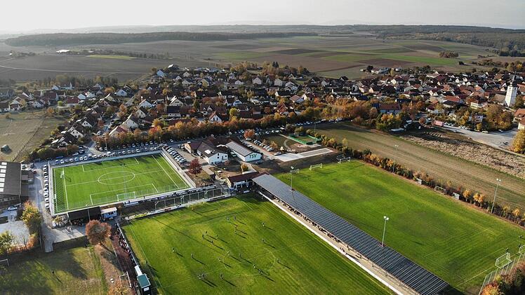 Unser Bild zeigt den Gallier-Campus des TSV Großbardorf aus der Vogelperspektive. Die Tribüne am Hauptfeld ist komplett mit Solarmodulen ausgestattet. Foto: Thomas Wirsing