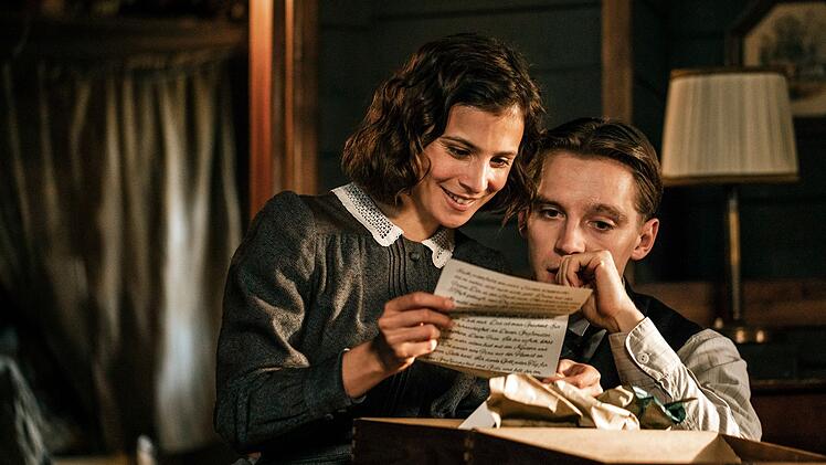 Delphine (Aylin Tezel) und Fidelis (Jonas Nay) erhalten Post aus Deutschland.