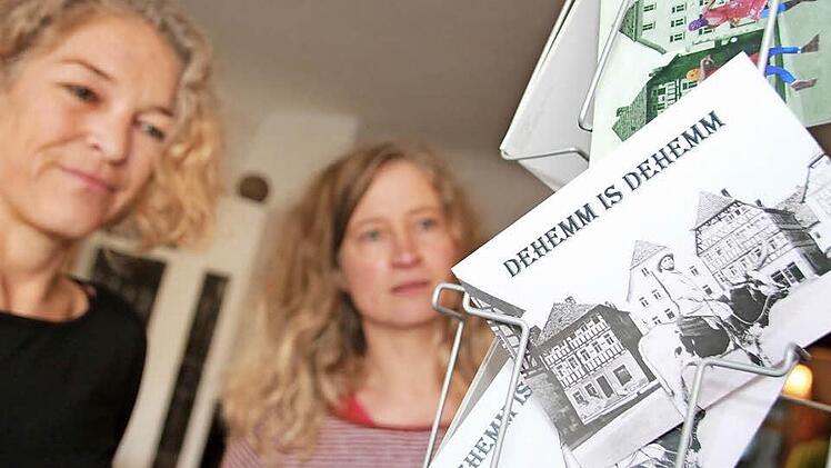"Dehemm is dahemm": Sonja Johannes und Sabine Häring wollen in Münnerstadt mit Produkten und Kunst aus der Region nicht nur Verbundenheit zeigen, sondern lokalen Produzenten eine Möglichkeit geben, ihre Waren in einem RegioLaden zu verkaufen. Foto: Heike Beudert