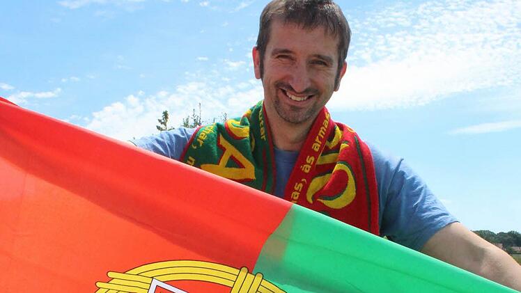 Américo dos Reis Gonçalves hofft am Montag auf einen Sieg des portugiesischen Teams. Die Fahne schwenkt er aber nicht, sie hängt in seinem Weinladen im Aischpark.  Foto: Sabine Herteux