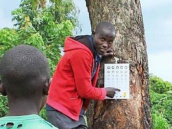 Beim Sehtest im Sudan Foto: privat