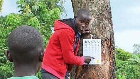 Beim Sehtest im Sudan Foto: privat