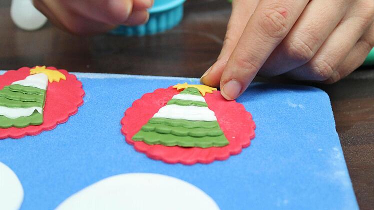 Hier macht Jana Jakob einen Weihnachtsbaum aus Fondant.