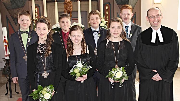 Maroldsweisach &mdash; In der evangelischen Kirchengemeinde Maroldsweisach gingen am Sonntag drei M&auml;dchen und vier Buben zur Konfirmation, die im Festgottesdienst von Pfarrer Martin Popp-Posekardt konfirmiert wurden.  Foto: Helmut Will