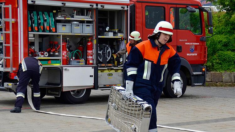 Feuerwehrfrau Silvia Gärtner bei der Leistungsprüfung: Als Teil des Angriffstrupps muss sie schnell einen Schlauchtragekorb zum Einsatzpunkt bringen. Foto: Kathrin Kupka-Hahn