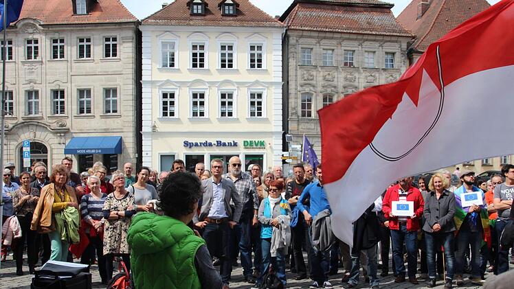 Vereinzelt hatten die Bürger auf dem Forchheimer Rathausplatz Europaflaggen dabei. Foto: Jennifer Hauser