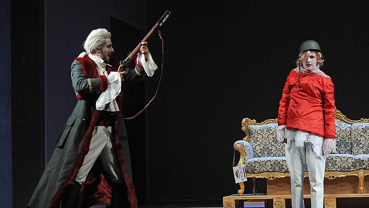 Turbulente Verwechslungen: Szene aus der Neuinszenierung von "Figaros Hochzeit" am Landestheater Coburg.Foto: Andrea Kremper