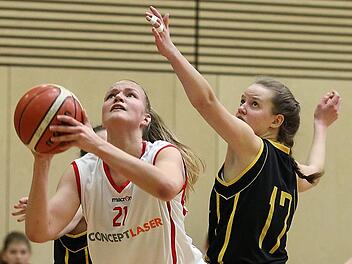 Die Bambergerin Magdalena Landwehr lässt sich weder von gleich zwei Gegenspielerinnen - Frederike Scherer (verdeckt) und Franziska Wagner (r.) - noch von einem Foul in ihrem Drang zum Korb bremsen und schließt erneut erfolgreich ab. 29 Punkte waren ihre stolze Ausbeute. Foto: sportpress