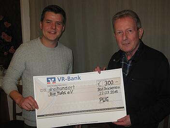 Jonathan Kirchner (links), Vorsitzender der PWG Bad Brückenau, übergibt einen Scheck über 300 Euro für die Tafel Bad Brückenau an den Vorsitzenden der Tafel, Hans-Jürgen Schelle. Foto: Beatrix Lieb