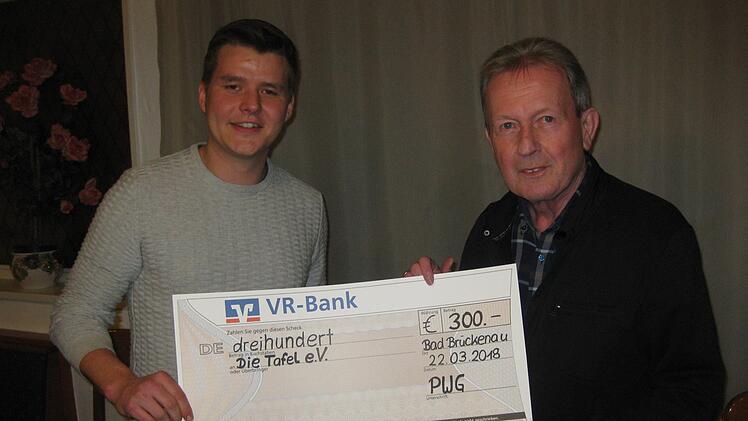 Jonathan Kirchner (links), Vorsitzender der PWG Bad Brückenau, übergibt einen Scheck über 300 Euro für die Tafel Bad Brückenau an den Vorsitzenden der Tafel, Hans-Jürgen Schelle. Foto: Beatrix Lieb