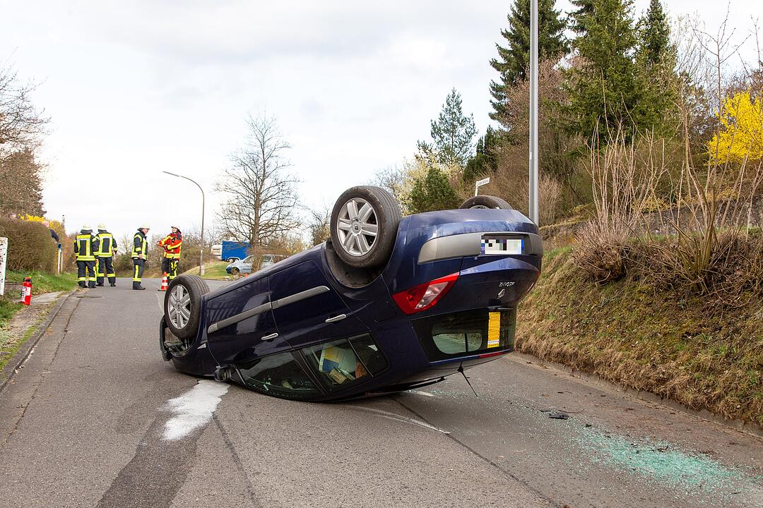 Kreis Coburg: 81-Jähriger überschlägt sich mit seinem Auto