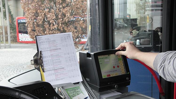 Weil die Fahrplanänderungen nicht rechtzeitig auf die  Drucker aufgespielt werden konnten, gab es keine Fahrscheine in den Bussen.Foto: Andreas Oswald
