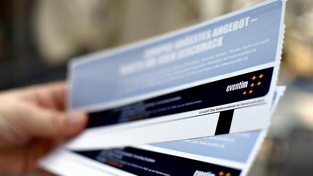 Wenn ein Veranstalter ein Event absagt, können Ticketinhaber ihr Geld von ihm zurückfordern. Auch bei einer Terminverlegung haben die Verbraucher Rechte. Foto: Britta Pedersen / dpa