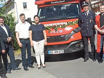 &Uuml;ber das neue L&ouml;schfahrzeug freute sich Kommandant Matthias Karl (re. neb. dem Fahrzeug) mit Kameraden und G&auml;sten (von links): Helmut B&ouml;hnlein (Vorsitzender), KBR Joachim Ranzenberger, Dritter B&uuml;rgermeister Bernd Liebhardt, Stadtrat Markus Wich, B...