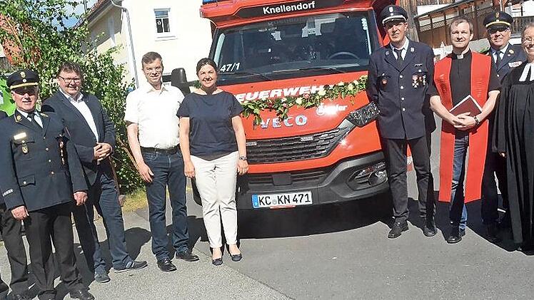 &Uuml;ber das neue L&ouml;schfahrzeug freute sich Kommandant Matthias Karl (re. neb. dem Fahrzeug) mit Kameraden und G&auml;sten (von links): Helmut B&ouml;hnlein (Vorsitzender), KBR Joachim Ranzenberger, Dritter B&uuml;rgermeister Bernd Liebhardt, Stadtrat Markus Wich, B...