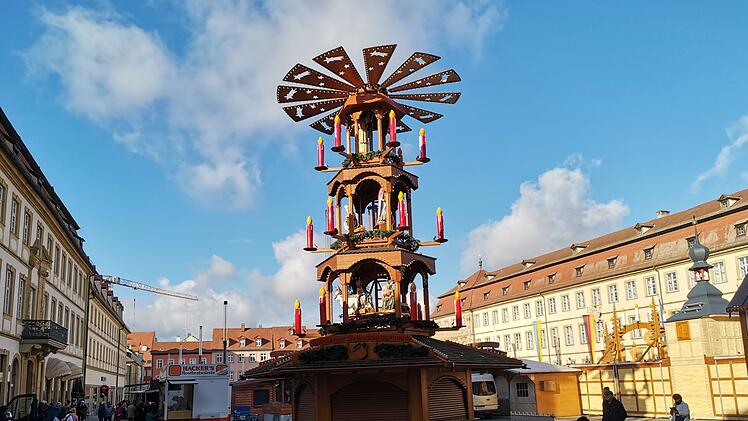 Neue Pyramide auf Bamberger Weihnachtsmarkt steht - so fallen die Reaktionen aus