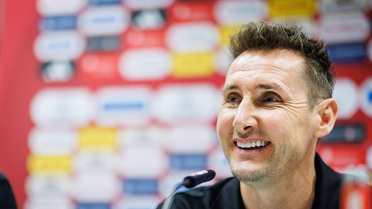 FCN-Coach Miroslav Klose sorgt bei der Pressekonferenz ungewollt für einen ulkigen Moment