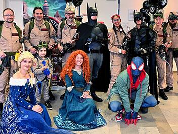 Erlangen: Nürnberger Cosplay-Gruppe zu Besuch in der Kinderklinik