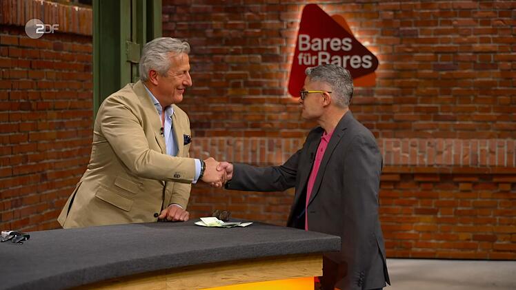 Für 720 Euro kaufte Markus Wildhagen die Schilder: "Da freue ich mich sehr!" Auch die Verkäufer konnten über die erzielte Summe nicht klagen: "Das ist echt cool!"