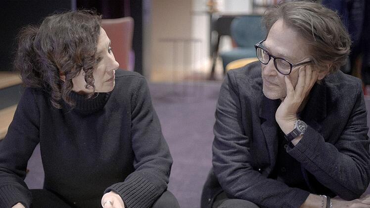 Die Doku zeigt auch den Austausch Juli Zehs mit Schriftstellerkollegen wie Jan Weiler.