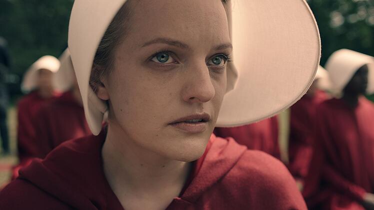 In der Vorg&auml;ngerserie "The Handmaid's Tale - Der Report der Magd" spielte Elisabeth Moss die unbeugsame Magd Desfred, die bei einem Elite-Ehepaar f&uuml;r Nachwuchs sorgen soll. Die Sci-Fi-Serie ist noch auf diversen Streamingdienst-Plattformen erh&auml;ltlich.