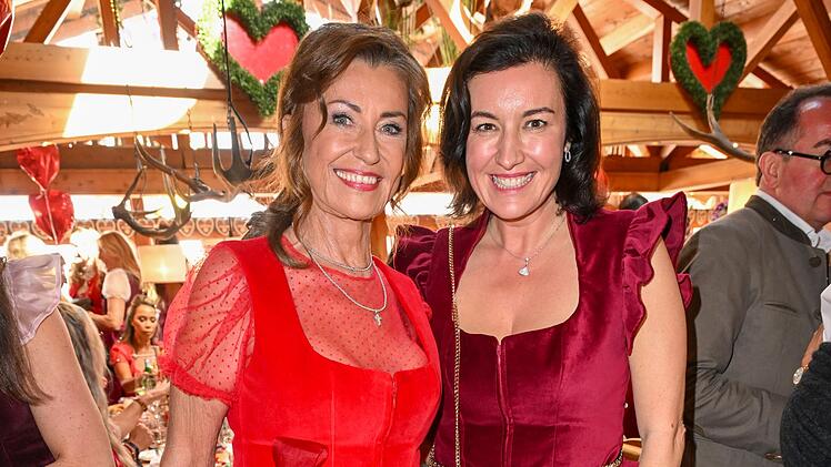 Ebenfalls bei der "Red Ladies Wiesn" zu Gast: "H&ouml;hle der L&ouml;wen"-Investorin Dagmar W&ouml;hrl (links) und CSU-Forschungsministerin Dorothee.