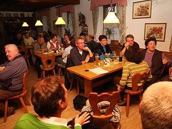 Bei der Bürgerversammlung in Gosberg schenkten die Besucher Bürgermeister Seeber ihre Aufmerksamkeit. Fotos: Galster